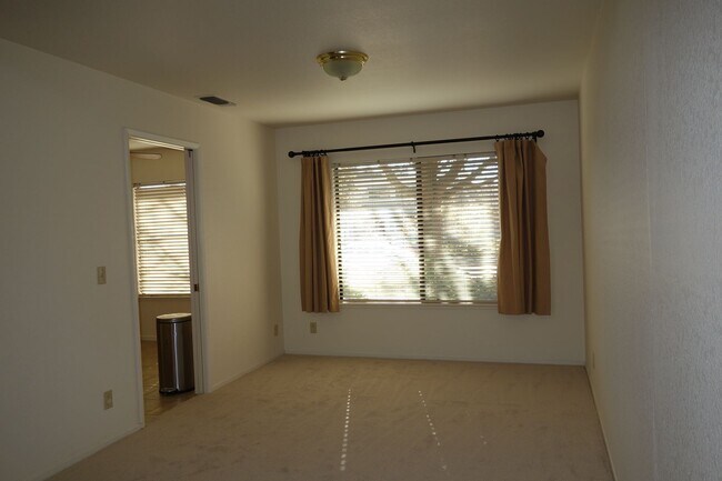 Building Photo - 105 Almond Dr