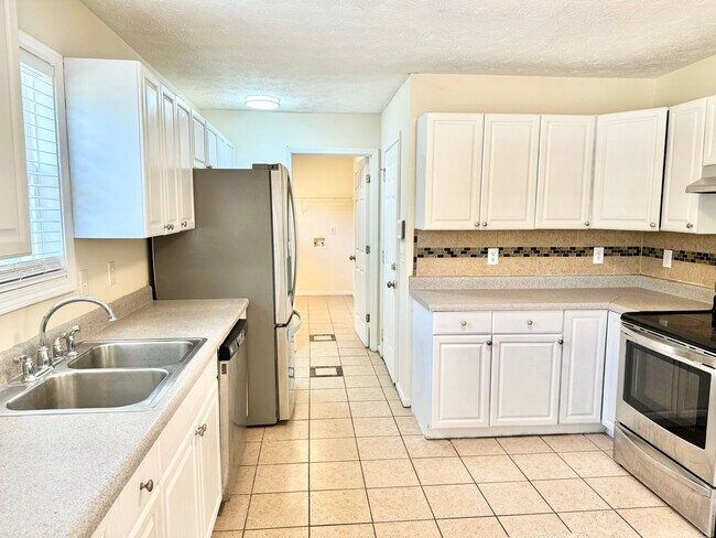 Building Photo - 4BR/2.5BA Open & Bright Lawrenceville Home