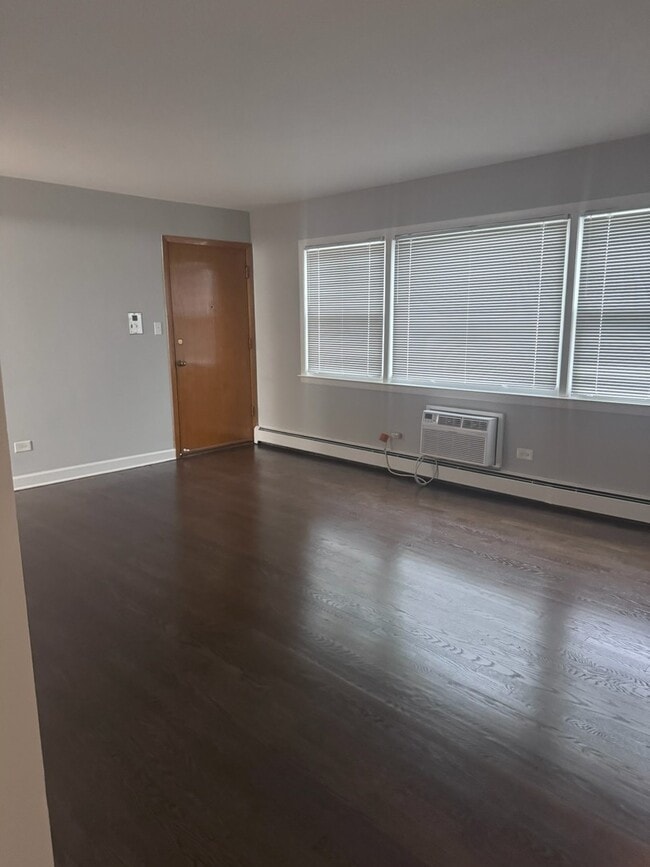 Building Photo - 8614 W Berwyn Ave