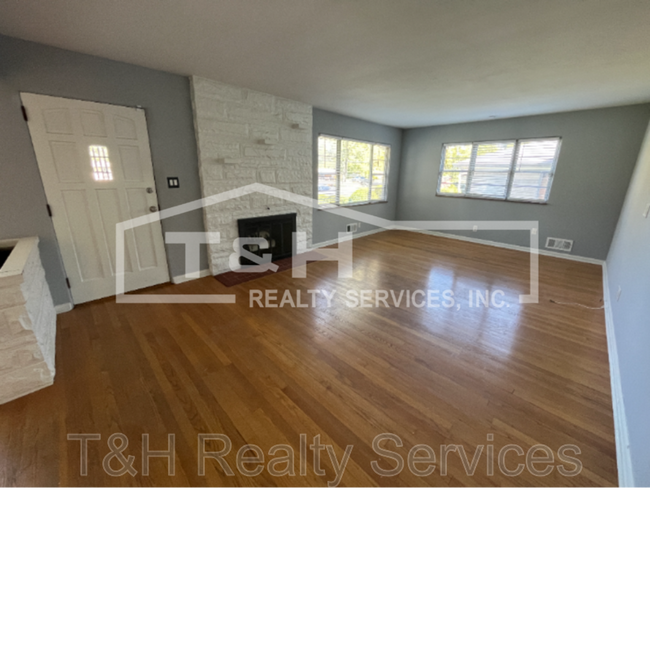 Building Photo - 9627 E 10th St