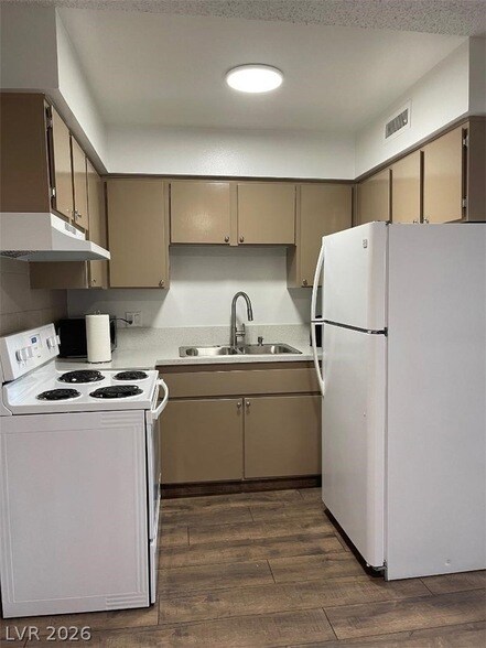 Building Photo - 615 S Royal Crest Cir