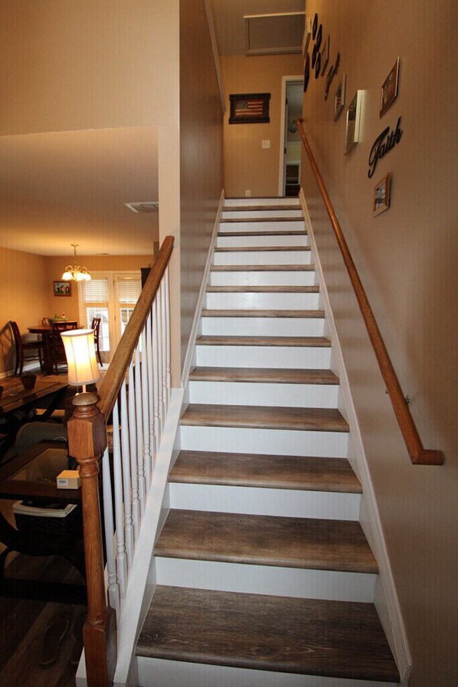 Building Photo - 1425 Mayfield Dr