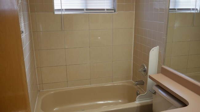 Building Photo - 4 Bed, 3 Bathroom House with Fenced in Bac...
