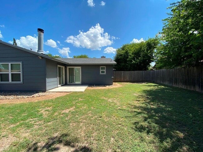 Building Photo - 3411 Lynridge Dr