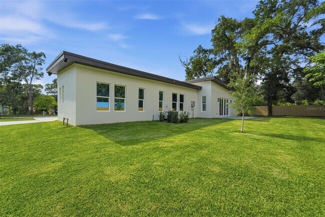 Building Photo - 561 N Thompson Rd