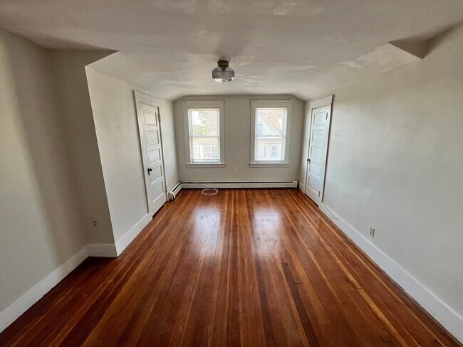 Building Photo - 1384 Gorham St