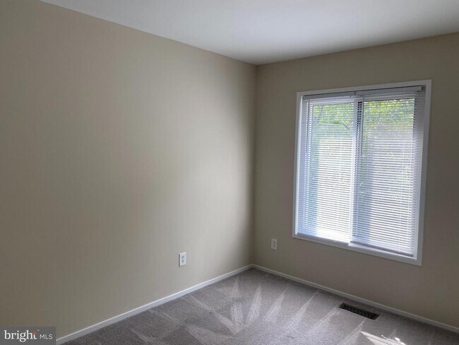 Building Photo - 2804 Cambridge Dr