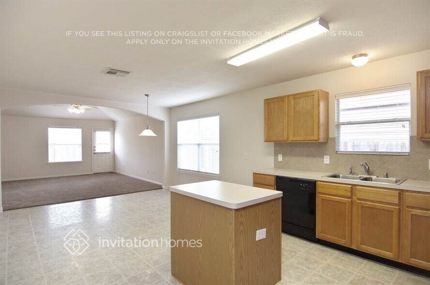 Building Photo - 915 Lancaster Lake Dr