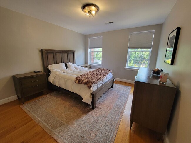 Building Photo - Fabulous, Furnished, Spacious 2BR with balcony in Alexandria