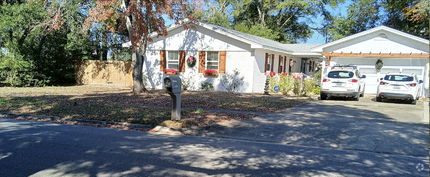 Building Photo - Charming Upgraded Cottage Near Pensacola’s...