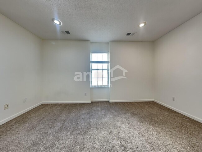 Building Photo - 1015 Warwick Pl