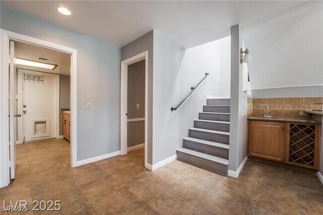 Building Photo - 3003 La Mesa Dr