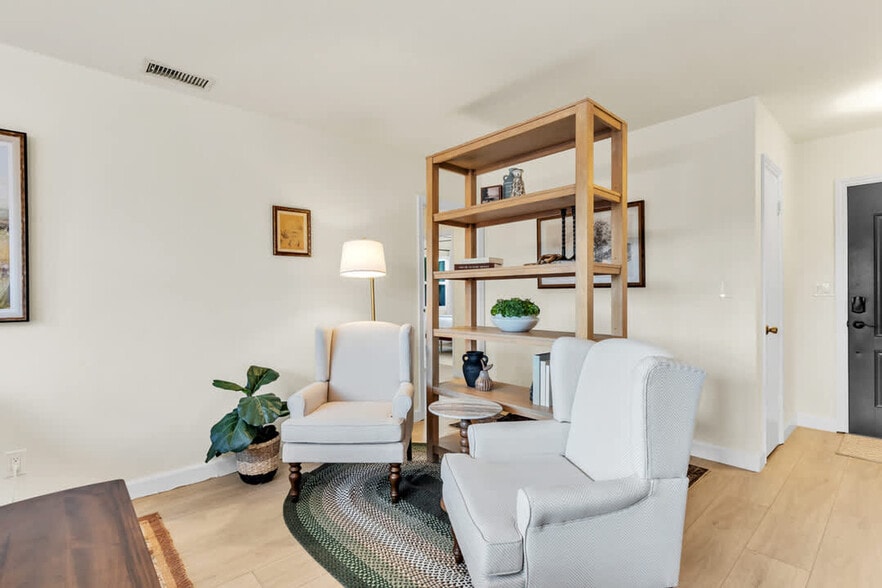 Building Photo - 4853 Twain Ave