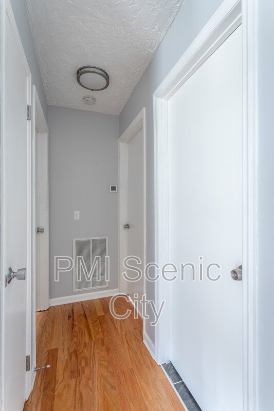 Building Photo - 2508 Woodfin Ave