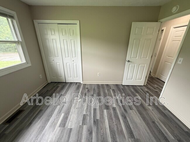 Building Photo - 230 Booher Ln