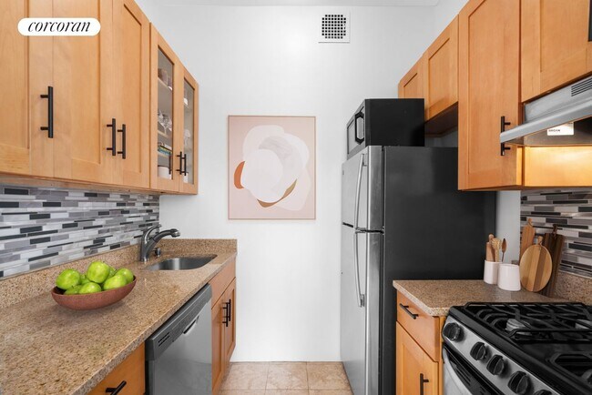 Building Photo - 304 Henry St