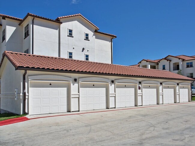 Building Photo - 1701 Oak Hill Ln
