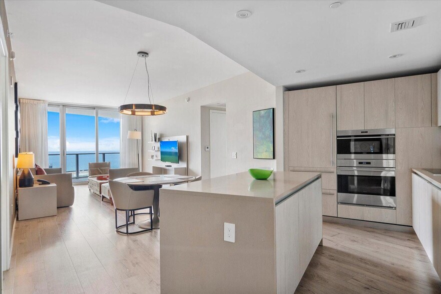 Building Photo - 4011 S Ocean Dr