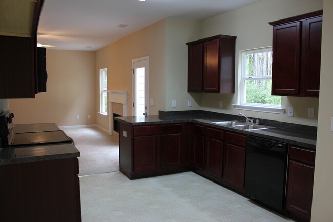 Building Photo - Beautiful 4 BR / 2.5 Bath Home Fairburn!