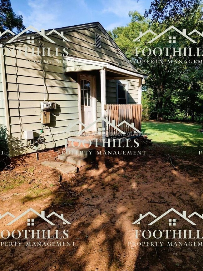 Building Photo - 1302 Robbins Dr