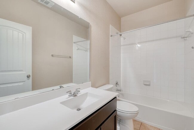 Building Photo - 2880 Donnell Dr