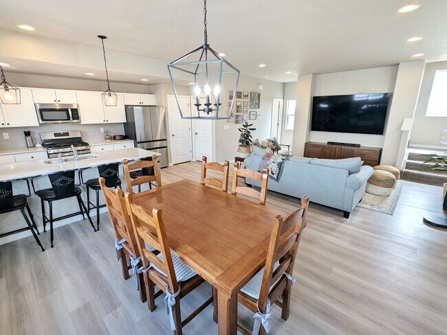 Building Photo - 7443 Gorgeted Quail Grv