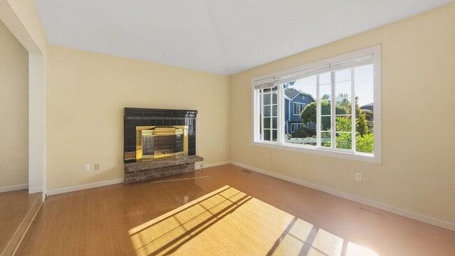 Building Photo - Cul-de-Sac Home Near Alderwood with Private Backyard