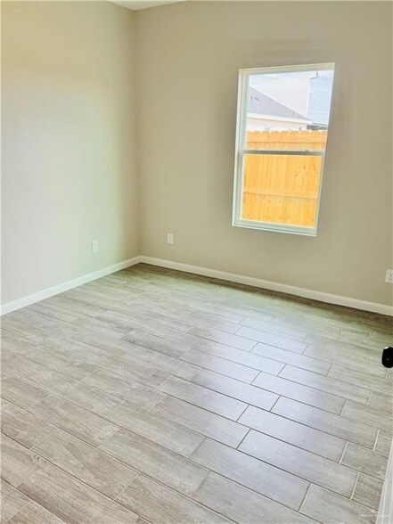 Building Photo - 701 N Onyx Ave