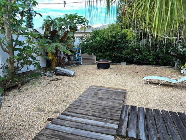 Building Photo - 2130 E Vina Del Mar Blvd