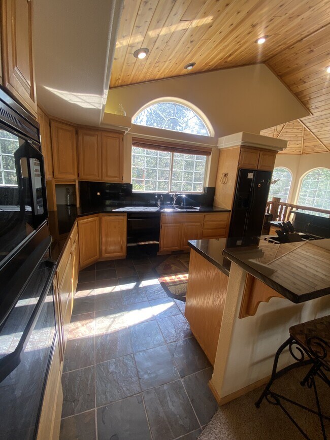 Building Photo - 2346 Highlands Dr