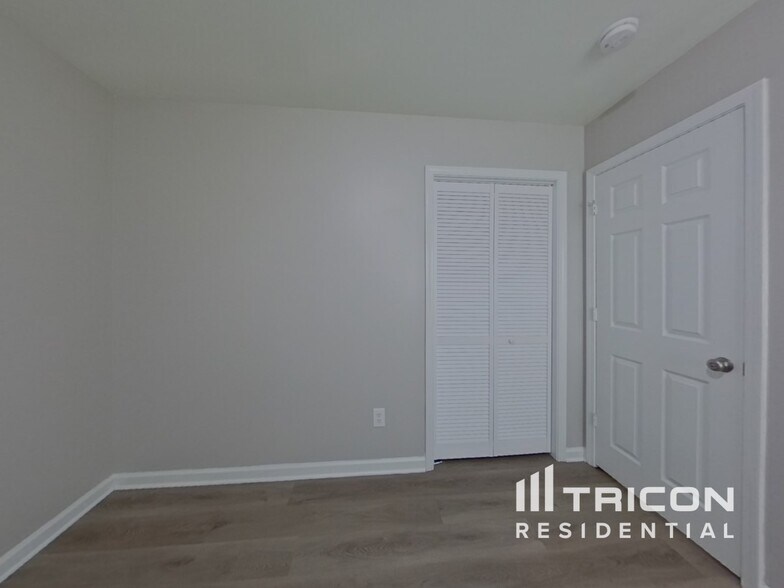 Building Photo - 158 Bonhomme Cir