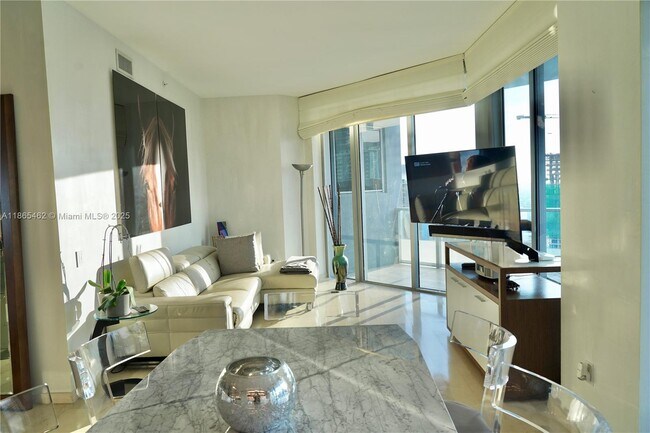 Building Photo - 1300 Brickell Bay Dr