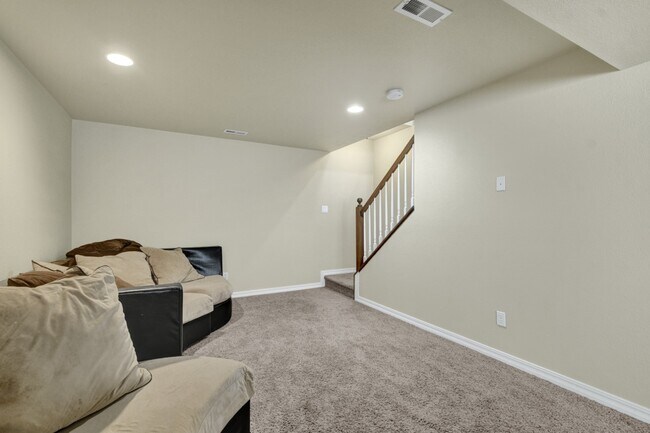 Building Photo - Updated end-unit townhouse for rent!