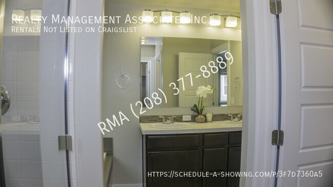 Building Photo - 11942 W Hiawatha Dr