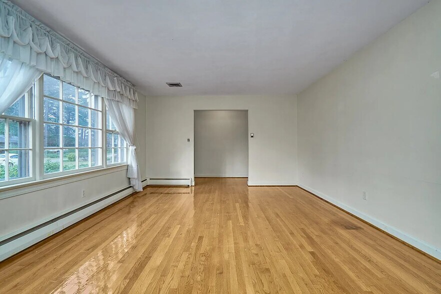 Building Photo - 4376 Lynnville Crescent