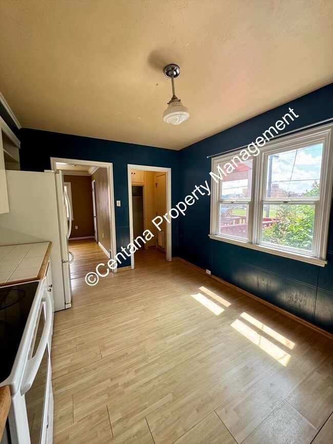 Building Photo - 5 bedroom 3 bath house with fenced yard