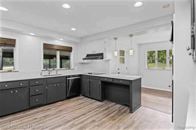Building Photo - 3988 Lakeland Ln