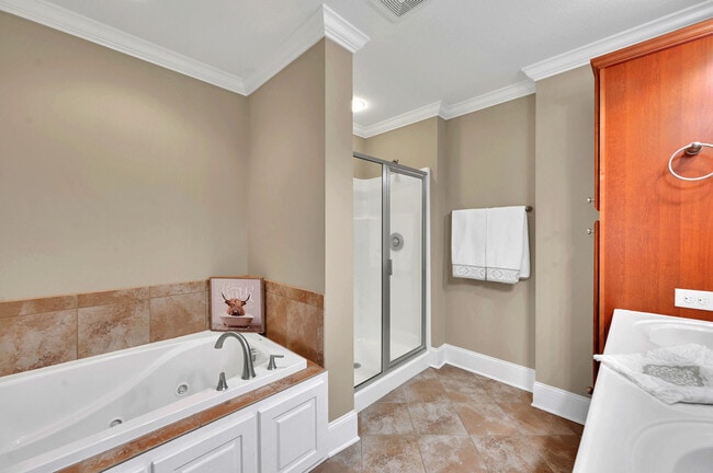 Building Photo - Brook Hollow