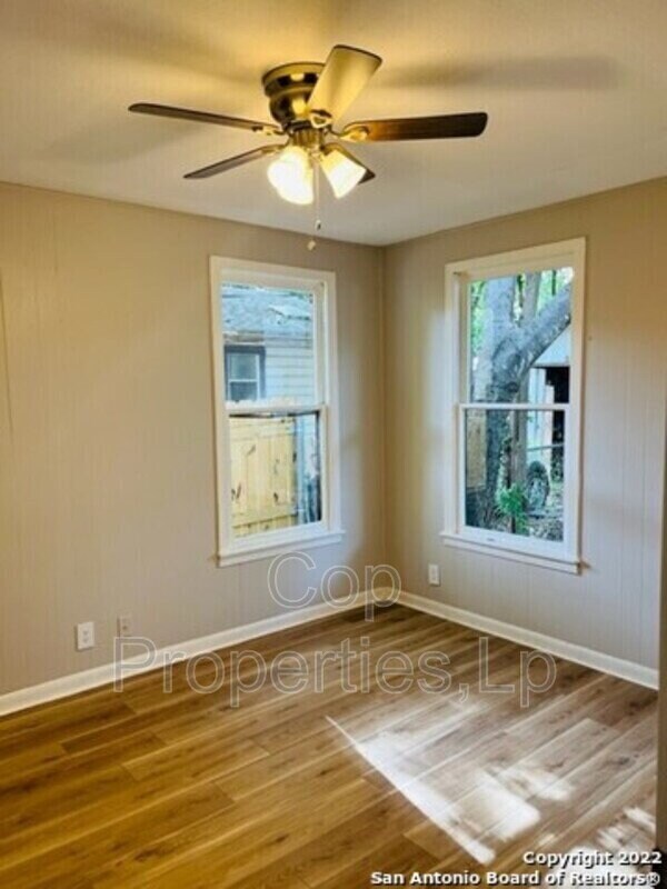 Building Photo - "Charming 3-Bedroom Duplex in San Antonio's Heart – Perfect Blend of Comfort and Convenience!"