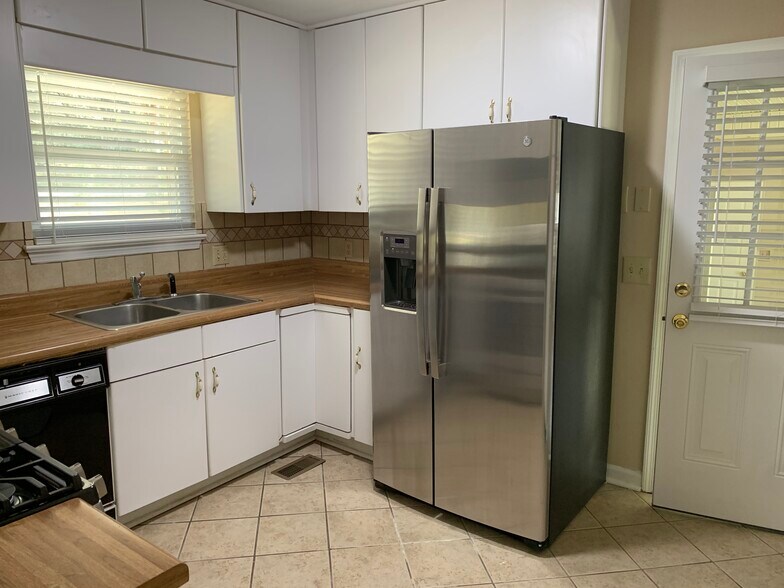 Building Photo - 3085 Speicher Cir