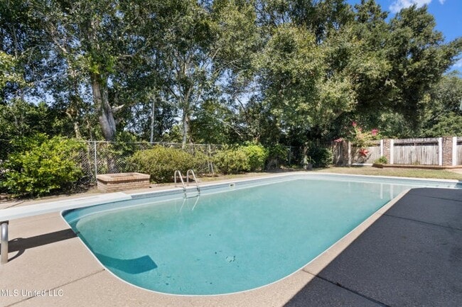Building Photo - 550 Mockingbird Dr