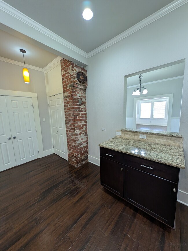 Building Photo - 515 E Elm St