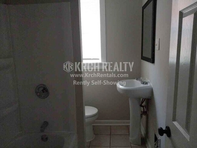 Building Photo - Large, Open House with 3 Bedrooms and 2 Ba...