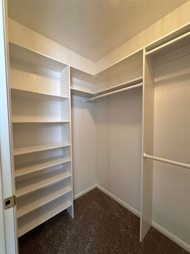 Building Photo - Remodeled 3 bed/2 bath home close to shopping