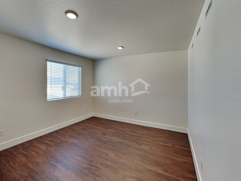 Building Photo - 1372 E Ludlow Dr
