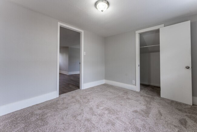 Building Photo - Izard Street