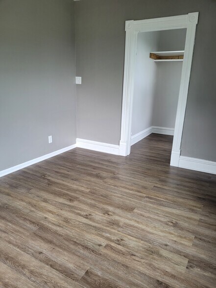 Foyer - 3014 California St NE