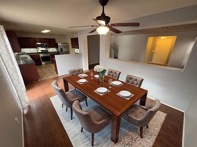 Building Photo - Convenient Location Three bedroom 2.5 baths 2 car garage