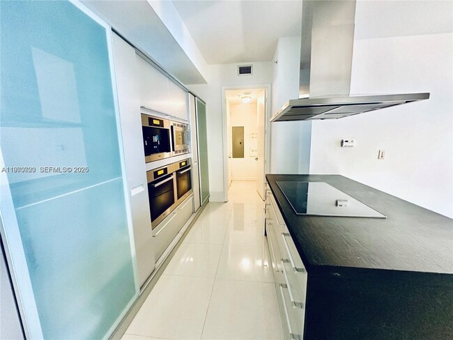 Building Photo - 18201 Collins Ave