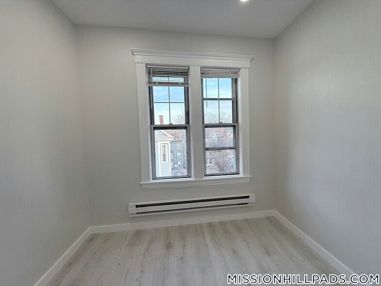 Building Photo - 739 Parker St